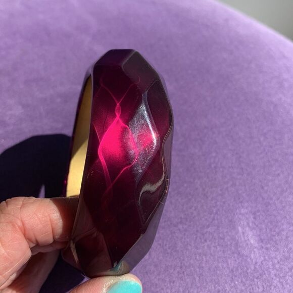 Vintage faceted purple iridescent lucite bangle bracelet 1” wide - Picture 3 of 6